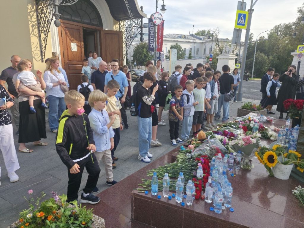 Возложение цветов к памятнику жертвам Беслана